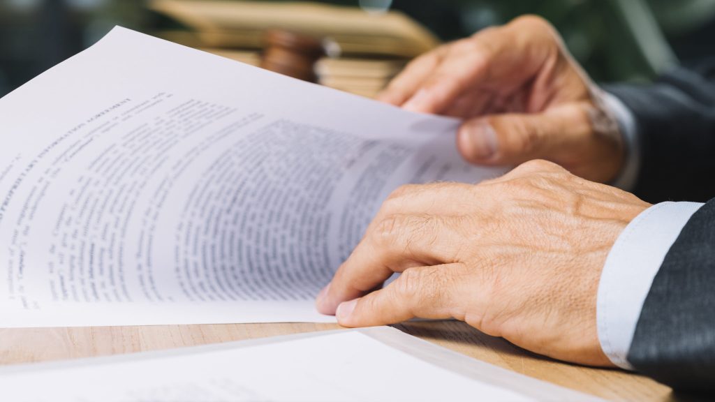 manos con documentos